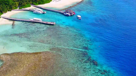 海浪附近浅海和白色沙滩背景的奇异度假度假胜地海滩旅行视频