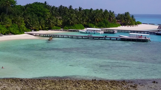 蓝海的海滩冒险沙巴附近有干净的沙子背景在浅滩附近视频