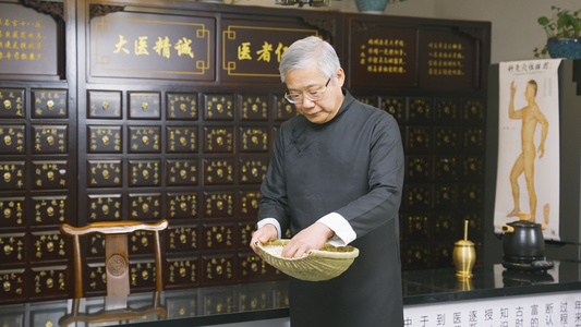 大夫筛药挑选中医药材视频