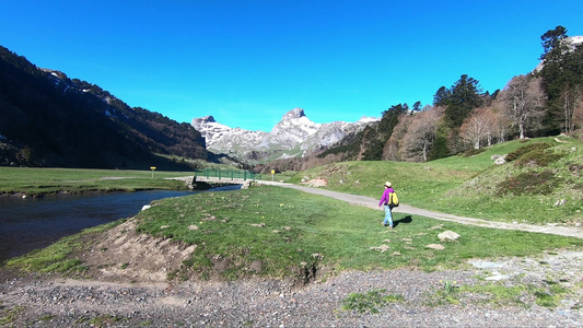 风景与山和小河小溪蓝天法国比利牛斯山脉视频