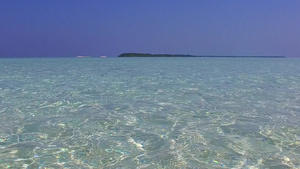 以棕榈附近有白沙背景的海平面蓝海为生的热带海滩生活12秒视频