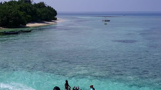 蓝海和靠近珊瑚礁的白色沙滩背景之空旷的天堂海湾海滩视频