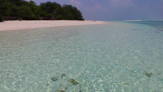 热带海岸海滩生活方式的夏季景观由蓝海和珊瑚礁附近的视频