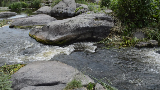 公园里沿河的瀑布流水视频