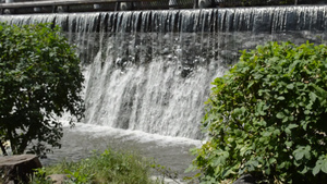 公园里沿河的瀑布流水9秒视频