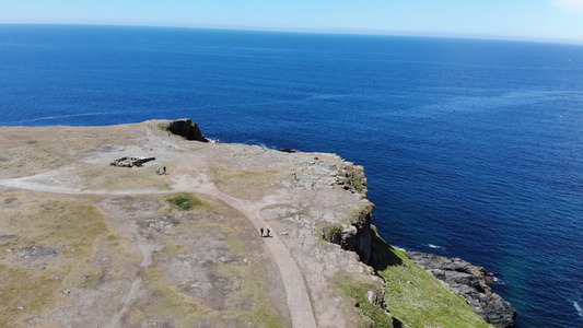 Groix岛的电影空中无人机拍摄这里是各种海鸟的家园视频