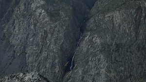 山峡的瀑布16秒视频