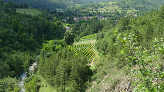 法兰西德朗德罗梅山地貌与帆轮村的山区景观视频