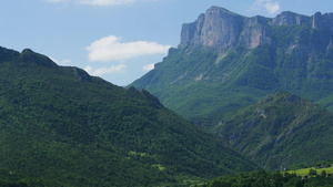 法兰西的山脉地貌与帆轮村的山区景观20秒视频