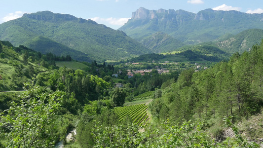 法兰西德朗德罗梅山地貌与帆轮村的山区景观视频
