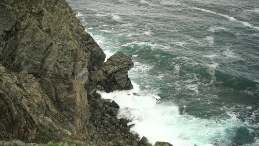 海景海浪撞击岩石视频