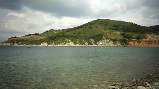 海景以岩石沙滩和清海而起视频