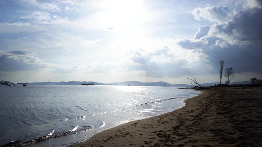 海湾岸边的海景有条鱼网北海马卡俄鲁西亚视频