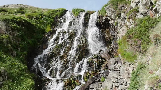在比利牛斯山的瀑布中与PicduMudiidossa视频
