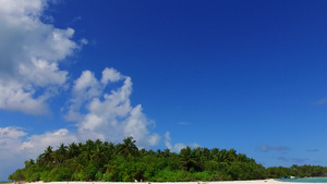 以蓝绿色海洋和沙巴附近白沙滩背景为背景的白色沙滩断开12秒视频