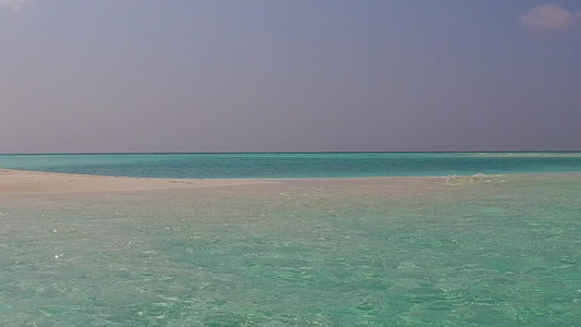 阳光明媚的海岸海滩旅途景象在沙滩附近有清晰的环礁湖视频