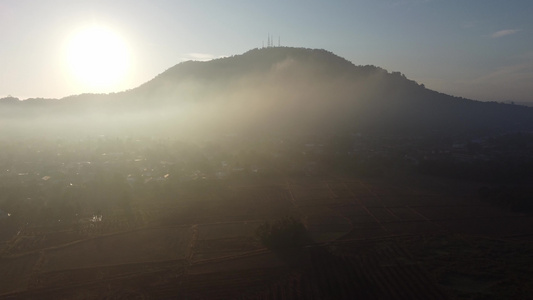 向太阳射线雾视空中移动视频