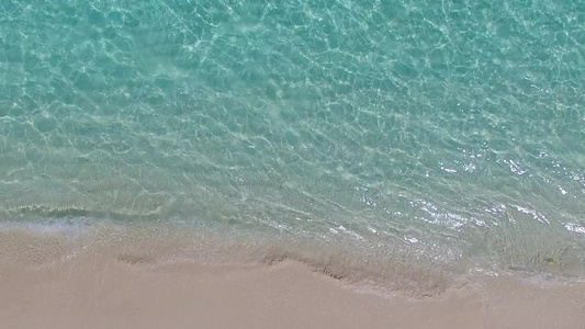 沙洲附近清澈的海洋和白沙背景享受豪华海岸海滩度假的视频