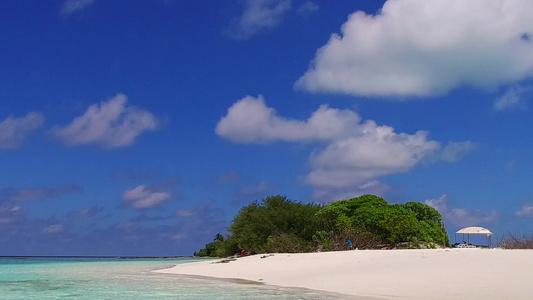 棕榈附近蓝绿色环礁湖和白沙底背景的阳光明媚的海滩度假视频