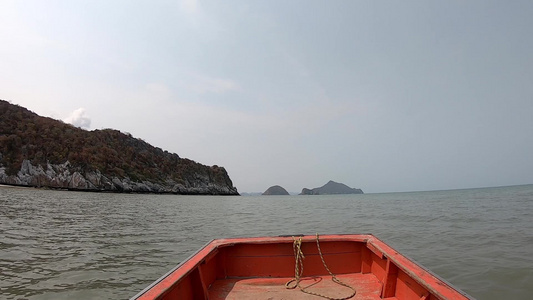 照片来自一艘在海上驾船的船上海浪背景岛屿和明亮天空视频