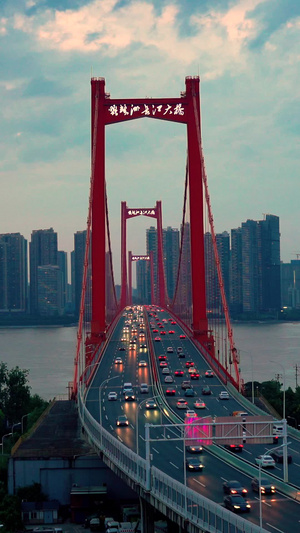 傍晚晚霞天气的鹦鹉洲长江大桥繁忙交通机动车30秒视频