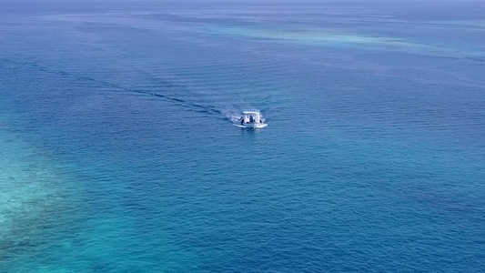 阳光明媚的豪华海滨海滩天空由蓝色环礁湖旅行棕榈附近视频