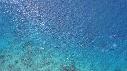 清晨后蓝色环礁湖和白色沙子背景的宁静海岸海滩旅程的视频