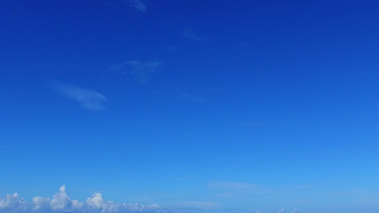 复制美丽海湾海滩的空间纹理在海浪附近有白沙背景的蓝海视频