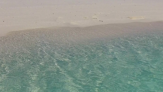 度假村附近白沙背景的蓝海空旷的海湾海滩度假之旅视频