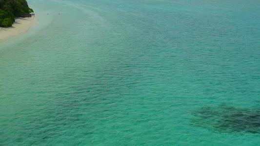 礁石附近白沙背景的水蓝色海洋异国海岸海滩航行的阳光视频