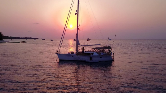 天堂岛海滩的温暖旅行在冲浪附近有白沙背景的蓝海视频