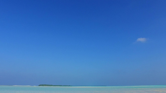 沿浅海和白沙背景在度假胜地附近旅行的宁静海岸海滩视频