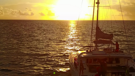 在日落前以蓝海和白沙背景断裂的奇特环礁湖海滩视频