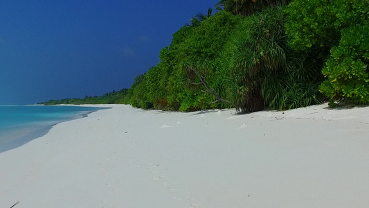 在阳光下有白沙背景的蓝绿色海中放松环礁湖海滩旅程的视频