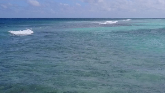 宁静的海岸线海滩空荡荡的天空被蓝水打破沙洲附近有白色视频