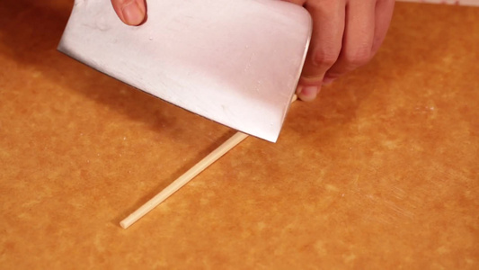筷子木质软硬用菜刀砍筷子视频