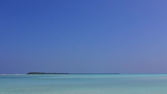 以透明海和沙巴附近白沙滩背景进行海洋环礁湖海滩旅行视频