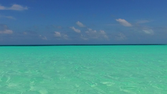 热带海岸线的浪漫旅游在棕榈附近的蓝海和白沙滩上渡蜜视频