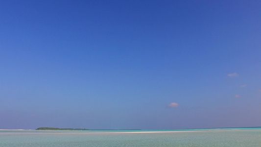 热带度假度假胜地海滩度假的浪漫旅游蓝海和棕榈附近的视频