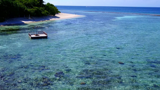 蓝色环礁湖和白色沙滩背景在海浪附近的平静的岛屿海滩视频