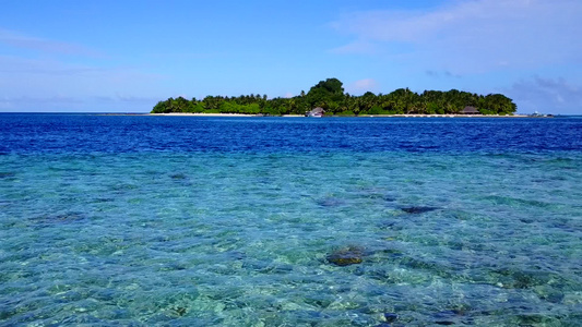 冲浪附近白沙背景的蓝绿水热带岛屿海滩的空旷风景视频
