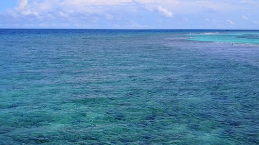 蓝海和沙洲附近白沙背景的豪华海景海滩度假的温暖自然视频