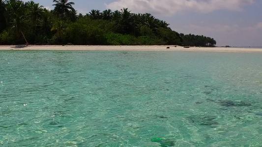 沙洲附近蓝绿水和白沙背景的田园诗般的海湾海滩度假的视频