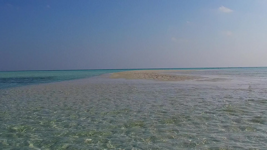 沙洲附近白沙背景蓝绿色泻湖的完美海滨海滩冒险阳光之旅视频