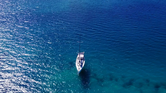 沙洲附近蓝色海洋和白色沙滩背景的异国海岸线海滩之旅视频