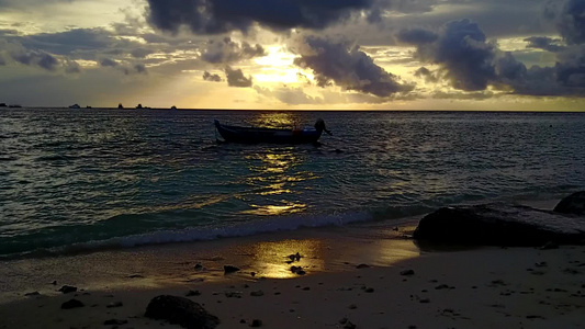 以透明的海面和日出后白色沙滩背景进行美丽的海湾海滩视频