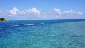 海浪附近有白色沙子背景的绿松石礁环礁湖以温暖的温质12秒视频