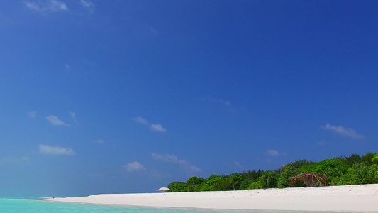 蓝海和白沙背景的海岸线海滩视频