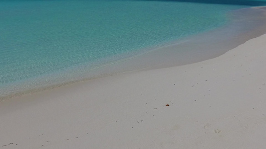 以蓝绿色海打破天堂湾海滩沙巴附近有白色沙子背景的蓝色视频