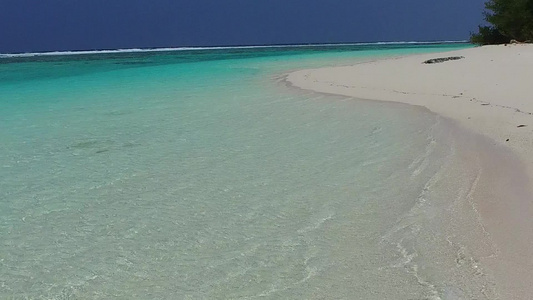 蓝色泻湖和礁石附近的白色沙滩背景下美丽的海湾海滩度假视频